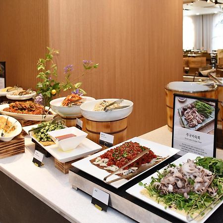 Ramada By Wyndham Yongin Hotell Exteriör bild