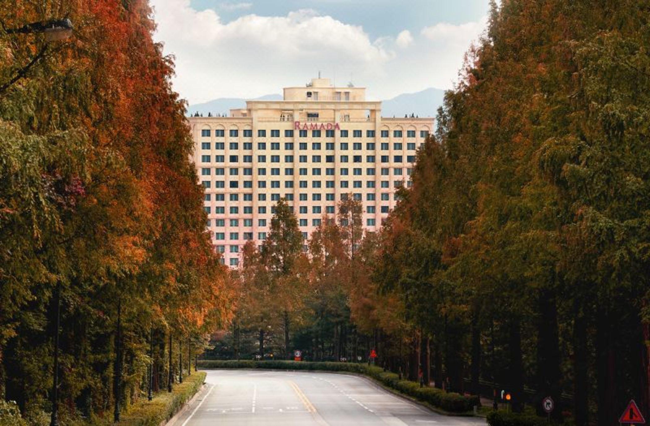 Ramada By Wyndham Yongin Hotell Exteriör bild