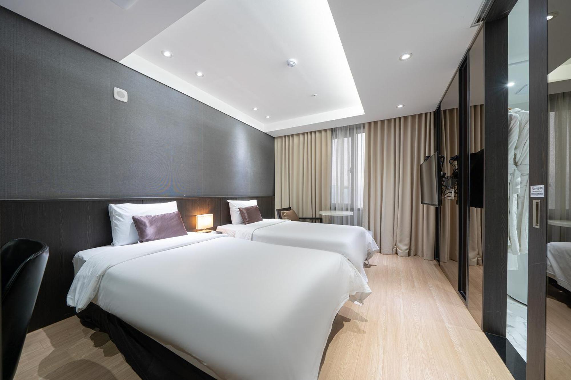 Ramada By Wyndham Yongin Hotell Exteriör bild