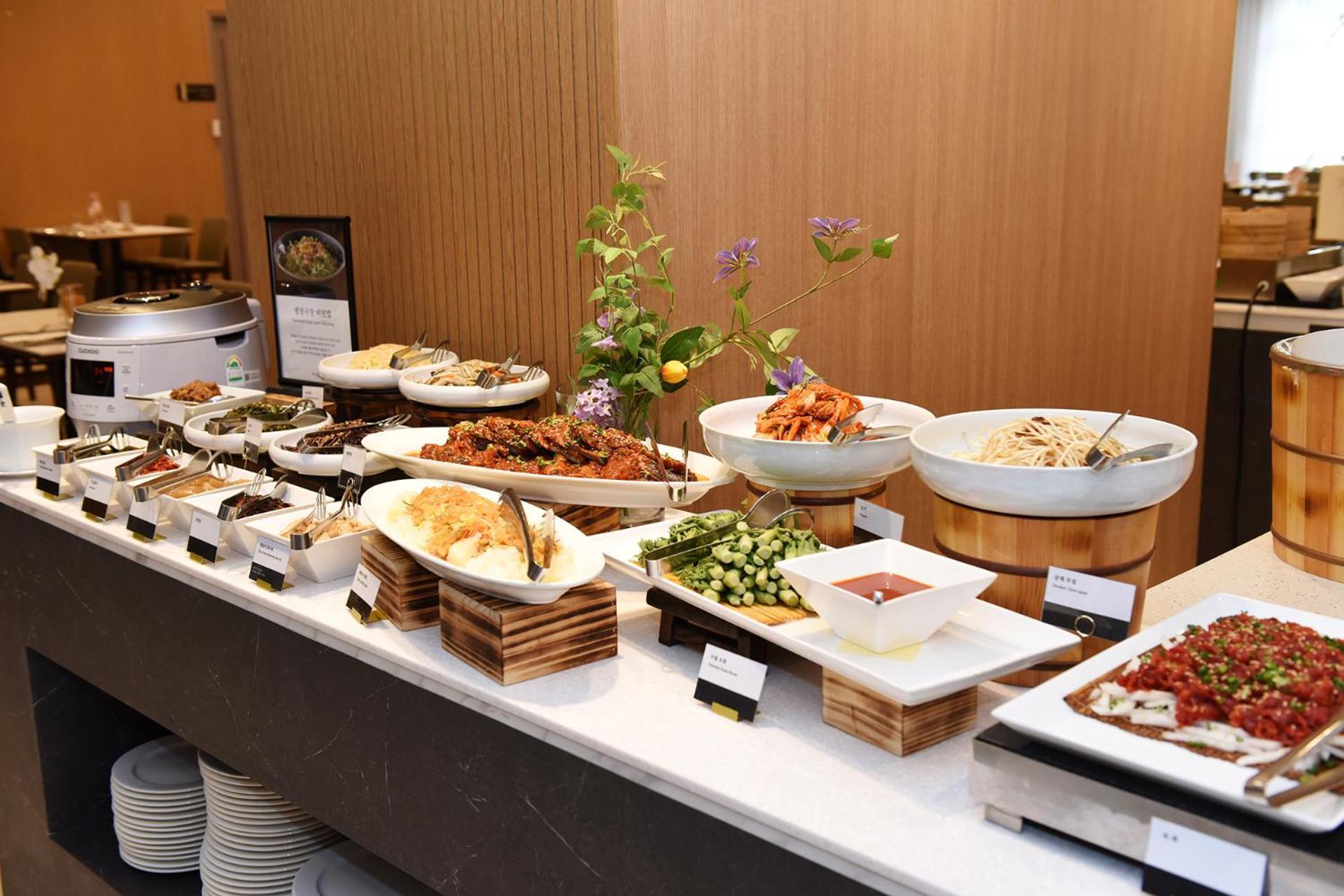 Ramada By Wyndham Yongin Hotell Exteriör bild