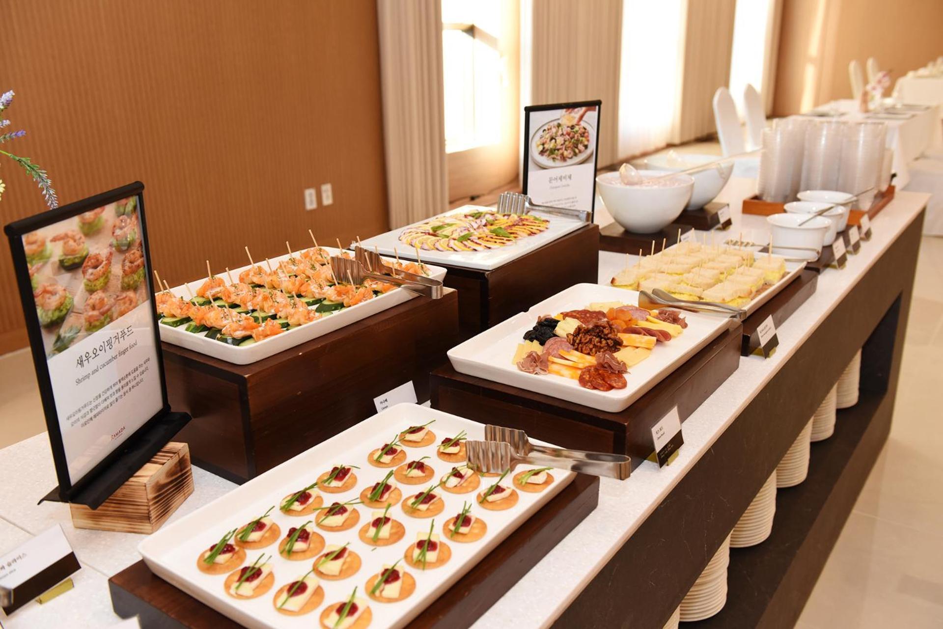 Ramada By Wyndham Yongin Hotell Exteriör bild