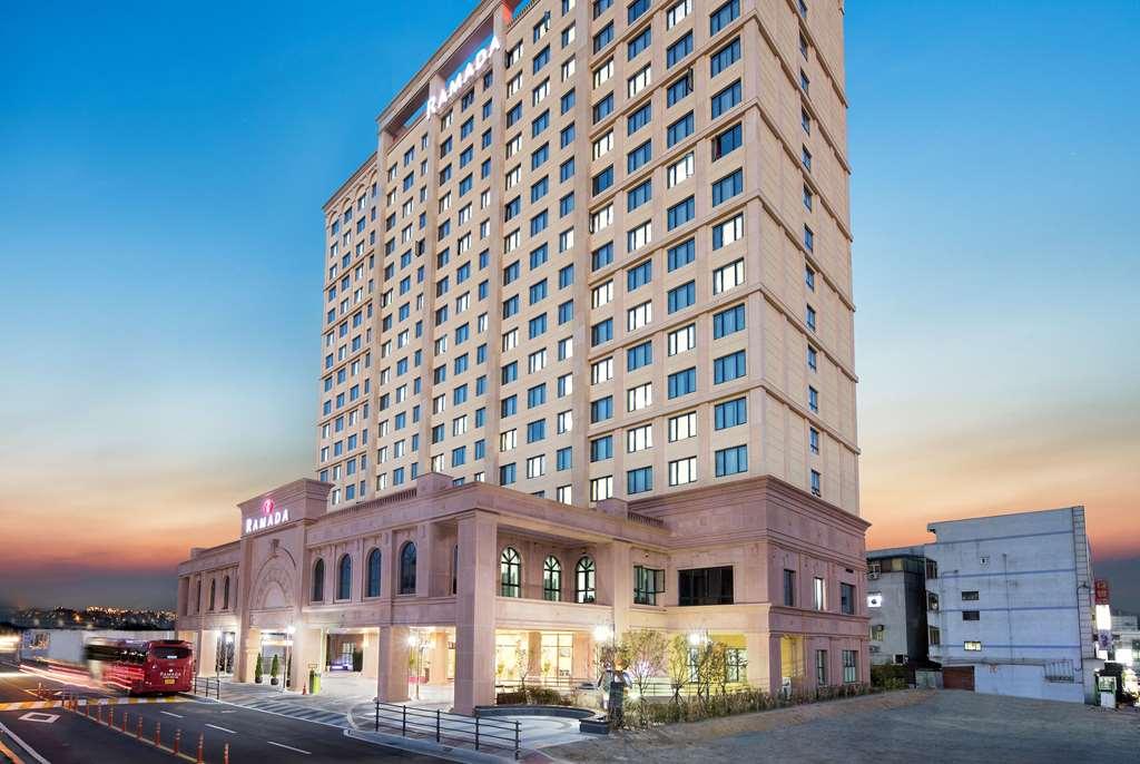 Ramada By Wyndham Yongin Hotell Exteriör bild